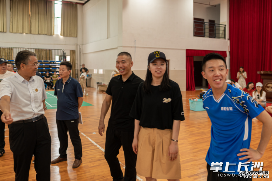 湖南省乒羽中心副主任、羽毛球奥运冠军田卿（右二）在学校体育馆现场指导羽毛球运动。