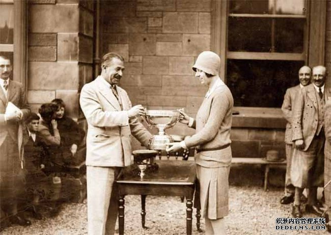 1929年乔伊斯领取英国女子业余公开赛奖杯